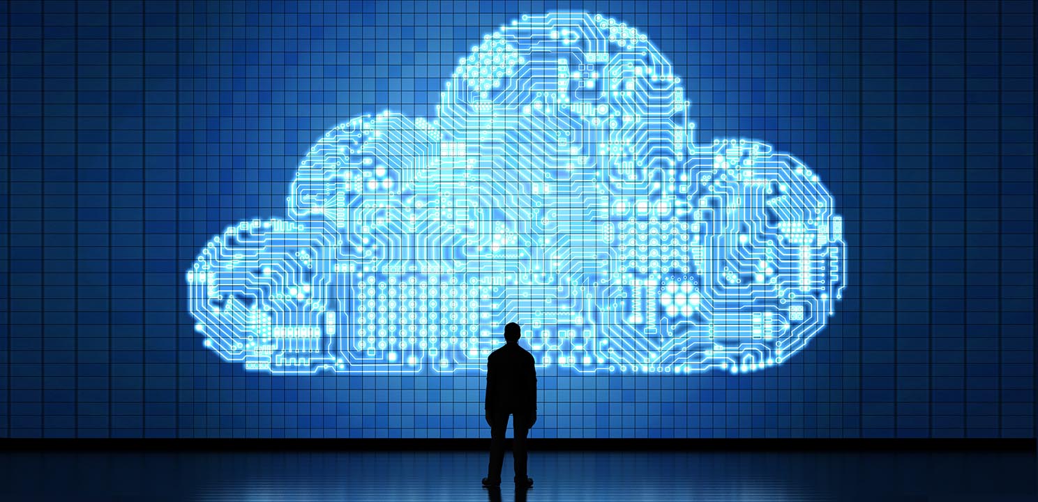 Mann steht vor virtueller Wolke