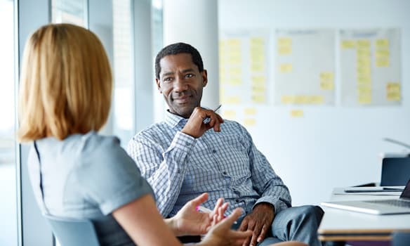 Manager speaking with employee | employee management with DocuWare for small business