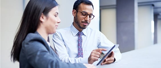 Empleados usando medios digitales